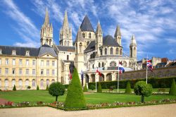 Caen il centro storico e Abbazia di Santo Stefano - © Igor Plotnikov / Shutterstock.com