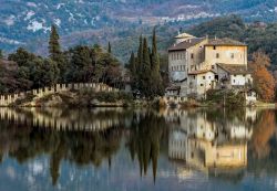 Calavino: la fortezza di Castel Toblino sull'omonimo ...