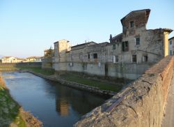 Campi Bisenzio, Toscana: un ponte sul fiume Bisenzio al tramonto