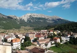 Il borgo montano di Campo di Giove in Abruzzo ...