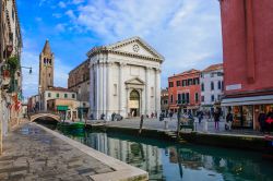 Campo San Barnaba e il ponte dei Pugni, angolo di Venezia reso celebre dal film Summertime con Katherine Hepburn - © RnDmS / Shutterstock.com