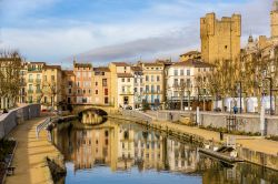 Canal de la Robine e i riflessi del centro storico di Narbonne (Narbona), la bella città della regione Liguadoca-Rossiglione in Francia - © Leonid Andronov / Shutterstock.com ...