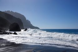 Canarie, Spagna: la costa di La Gomera presso Playa del Trigo, una delle spiagge più famose dell'isola.