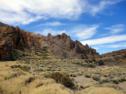 Alcuni sentieri nel Parco Nazionale del Teide (Parque Nacional del Teide), il vulcano più alto nell'Oceano Atlantico.