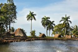 Capanne del villaggio taìno ricostruite sulla Laguna del Tesoro a Guamà (Matanzas, Cuba).
