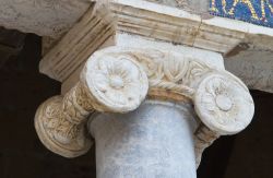 Capitello della cattedrale di Civita Castellana, Lazio. Il particolare della decorazione ornamentale di un capitello del duomo cittadino - © Mi.Ti. / Shutterstock.com