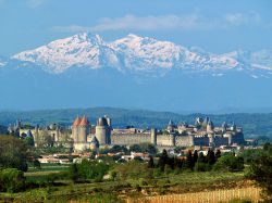 Panorama di Carcassonne, il borgo medievale nel sud della Francia, in una limpida giornata di sole: sullo sfondo, al di là delle mura e delle torri difensive della cittadella, si stagliano ...