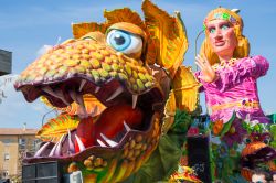 Carri allegorici, maschere e tanto divertimento al Carnevale di Civita Castellana nel Lazio - © Ivano de Santis / Shutterstock.com