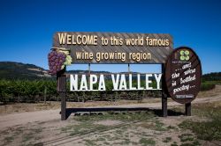 Cartello della Napa Valley che celebra la vocazione vinicola della località della California - © Jeff Schultes / Shutterstock.com