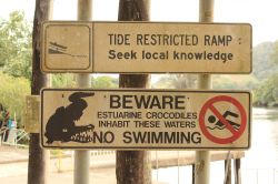 Cartello di attenzione ai coccodrilli nel Daintree National Park, Australia. Per via della presenza dei coccodrilli è vietato nuotare nelle acque dei fiumi che attraversano il parco nazionale.



 ...