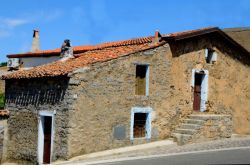 Casa in pietra nel centro storico di Austis in Sardegna - © Pietro Fadda / www.comune.austis.nu.it