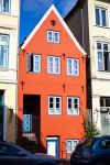 Una piccola casa rossa in Norderstrasse, nel centro storico di Flensburg (Germania) - © Sussi Hj / Shutterstock.com