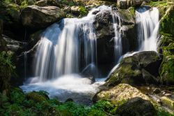 Cascata di Triberg (Germania) illuminata dal sole.

