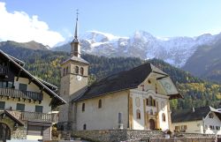 Case in legno nel villaggio alpino di Les Contamines-Montjoie (Francia). Nel 2013 si è celebrato il 170esimo anniversario della nascita di Alexis Bouvard, famoso astronomo francese nato ...