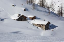 Case sommerse dalla neve a Valgrisenche, Valle d'Aosta.
