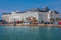 Il Casinò Barrière di Trouville-sur-Mer è stato ricavato all’interno di un edificio storico in Rue du Maréchal Foch - © Jacky D / Shutterstock.com