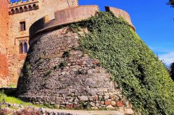 Scorcio del castello di Castelldefels, Spagna - "El Castillio" della città sorge abbarbicato alla sommità di un colle sin dal lontano X° secolo. Per raggiungerlo ...
