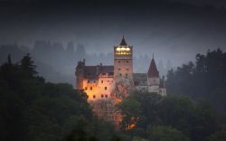 Castello di Bran, presso il villaggio omonimo, ha ispirato la descrizione del castello di Dracula nel romanzo di Bram Stoker.