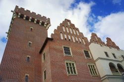 Castello ricostruito del re Przemyslaw a Poznan, Polonia - Una torre merlata e caratteristici elementi architettonici decorano questo bell'edificio ricostruito a Poznan © gkordus / ...