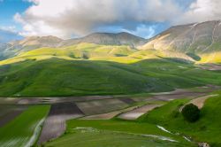 Castelluccio di Norcia, Umbria, Italia. Il paese si trova a una trentina di km da Norcia ed è raggiungibile attraverso una strada panoramica - © theskaman306 / Shutterstock.com