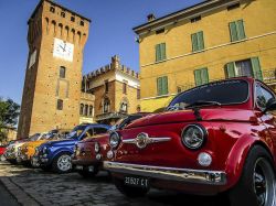 Castelnuovo Rangone, una vista del castello e la piazza principale durante un raduno di Fiat 500 - © Luca Nacchio, CC BY-SA 4.0, Wikipedia