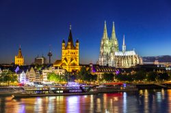 Il Duomo di Colonia (Kölner Dom) svetta sul panorama cittadino. Fu costruito a partire dal XIII secolo, ma i lavori terminarono solo nel 1880.