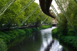 La celebre monorotaia sospesa di Wuppertal (Germania) mentre corre sul fiume Wupper. E' una delle principali attrazioni della città.
