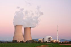 Centrale nucleare di Grohnde, vicino a Hameln, Germania. Fotografato al crepuscolo, con le sue imponenti torri da cui esce vapore acqueo, il reattore è il cuore di questa centrale della ...