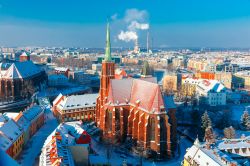 Vista aerea di Wroclaw dopo una nevicata, Polonia - Una bella veduta invernale del centro di Breslavia con la chiesa di Holy Cross e di San Bartolomeo  © kavalenkava volha / Shutterstock.com ...