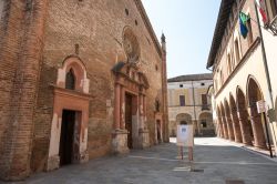 Centro storico di Pizzighettone, Cremona, Lombardia: uno scorcio della chiesa di San Bassiano con, di fronte, il Palazzo Comunale - © BAMO / Shutterstock.com