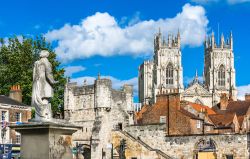 Una veduta del centro storico di York con le mura medievali, una delle porte d'accesso alla città e lo York Minster - foto © David Ionut / Shutterstock
