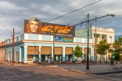 Un cartellone raffigurante Che Guevara all'incorcio tra Paseo del Prado e Parque Martì, la piazza di Cienfuegos (Cuba) - © Tony Zelenoff / Shutterstock.com