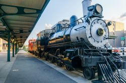 Chicago Burlington & Quincy Locomotive #710 alla Lincoln Station, Haymarket district, Nebraska. Aperto al traffico pedonale, questo distretto ha un importante patrimonio ferroviario - © ...