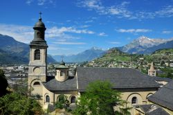 Sion si riconosce da lontano grazie alle torri protese verso il cielo del castello di Tourbillon e dalle rovine del borgo fortificato di Valère, due simboli che vegliano sul capoluogo ...