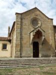 Una chiesa della cittadina di Fiesole, Toscana. Sotto il rosone troviamo una caratteristica copertura che ripara l'ingresso principale della chiesa.

