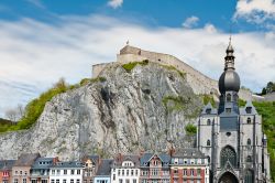 La chiesa di Notre-Dame con il suo caratteristico campanile in primo piano e, sullo sfondo, la cittadelle fortificata di Dinant - foto © gkuna / Shutterstock.com