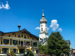 Chiesa e palazzo antico nel centro storico di Garmisch-Partenkirchen, Baviera (Germania) - © Nicole Glass Photography / Shutterstock.com