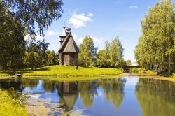 Costruita in legno e sormontata da cupole, questa graziosa chiesetta sorge in un suggestivo paesaggio naturale nei dintorni di Kostroma, città dall'importante passato storico che ...