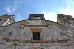 Chiesa, Tepoztlán: sulla via principale della cittadina sorge questa deliziosa chiesetta, sulla cui facciata si trova anche un orologio. Tepoztlán è una delle principali ...