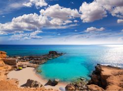 Cielo primaverile a Formentera, isole Baleari: la spiaggia di Es Calo des Mort