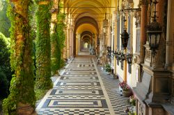 Cimitero di Mirogoj a Zagabria, Croazia. E' uno dei parchi monumentali più belli d'Europa. Disegnato dall'architetto Herman Bollé, è caratterizzato da un'arcata ...