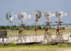 Cinque piccoli mulini a vento fuori dal centro di Austin, Texas - © Philip Arno Photography / Shutterstock.com