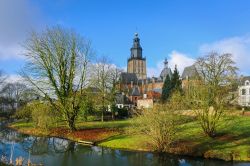 La città di Zutphen vista dalle mura, Olanda. Comune della provincia di Gelderland, Zutphen si trova sulla riva orientale del fiume IJssel nel punto in cui viene raggiunto dal Berkel.



 ...