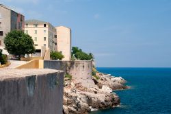 Cittadella di Bastia, Corsica. Gli stretti vicoli della Cittadella splendono al sole con i colori dei palazzi restaurati.


