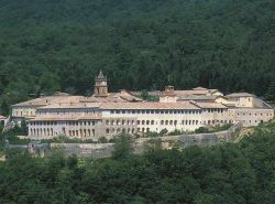 Collepardo (FR): la vista d'insieme della Certosa di Trisulti, uno dei complessi monumentali più interessanti del Lazio orientale - © Francorov - CC BY-SA 3.0 - Wikipedia ...