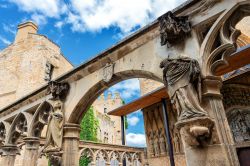 Colonne scolpite al Palazzo Reale di Olite, Spagna. Incendiato durante la guerra d'indipendenza spagnola, il palazzo fu poi sottoposto a un attento restauro per salvaguardare la struttura ...