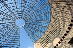La cupola del Museo Mart a Rovereto, Trentino. L'edificio che ospita il museo d'arte moderna e contemporanea è stato progettato dall'architetto Mario Botta e dall'ingegnere ...