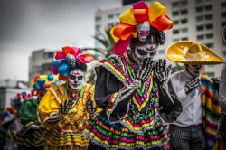 Il corteo di Catrinas sfila per le strade di Città del Messico.
