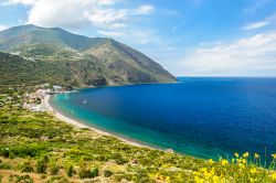 La baia di Filicudi fotografata da Capo Graziano, isole Eolie - © Eugenia Struk / Shutterstock.com