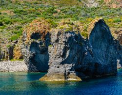 Costa rocciosa di Panarea in una giornata di sole, Sicilia - Alte coste frastagliate e inaccessibili con un continuo succedersi di terrazzamenti e suggestive formazioni di lava solidificata ...